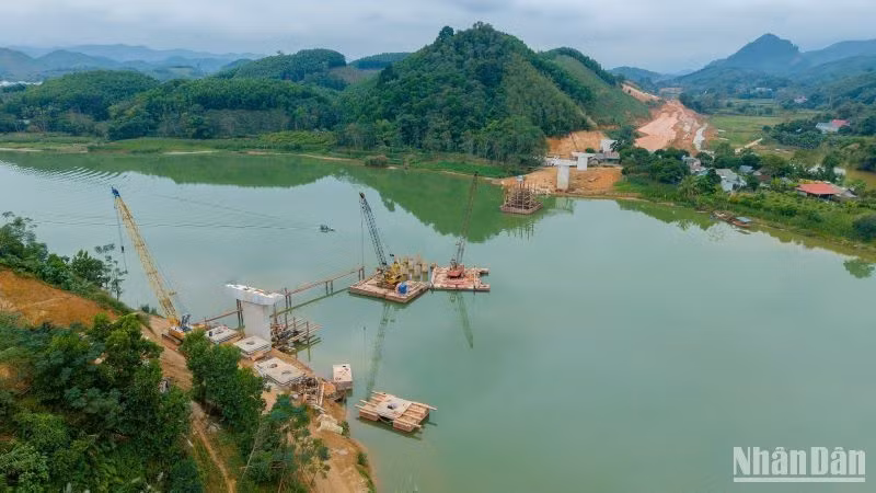 Nhiều hạng mục cầu trên tuyến cao tốc Tuyên Quang-Hà Giang tiến độ ngưng trệ do vướng mặt bằng.