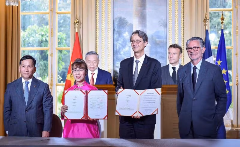 Hai bên trao đổi thỏa thuận hợp tác.