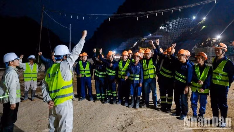 Bộ trưởng Xây dựng yêu cầu các đơn vị chức năng kịp thời tháo gỡ vướng mắc trong quá trình thực hiện các dự án quan trọng, trọng điểm quốc gia có kế hoạch hoàn thành trong dịp 30/4 và cuối năm nay.