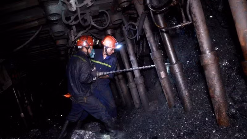 Công nhân TKV khai thác than trong hầm lò.