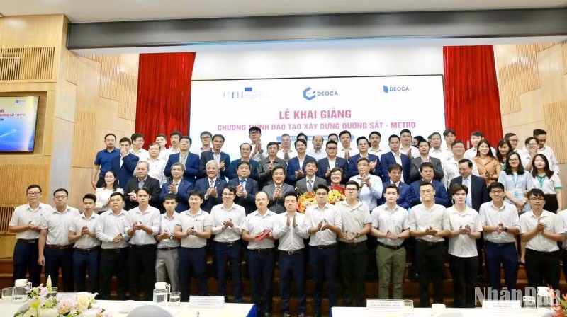 Các học viên khóa 1 chuyên ngành xây dựng đường sắt-metro.