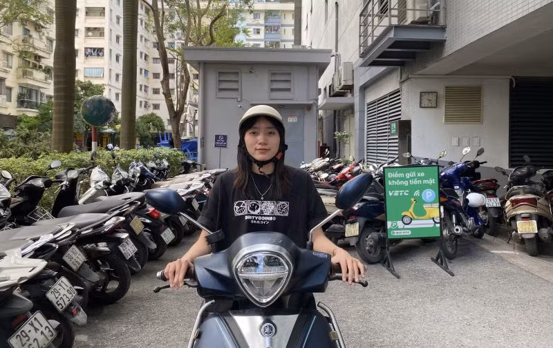 Người dân trải nghiệm dịch vụ trông giữ xe không dùng tiền mặt.