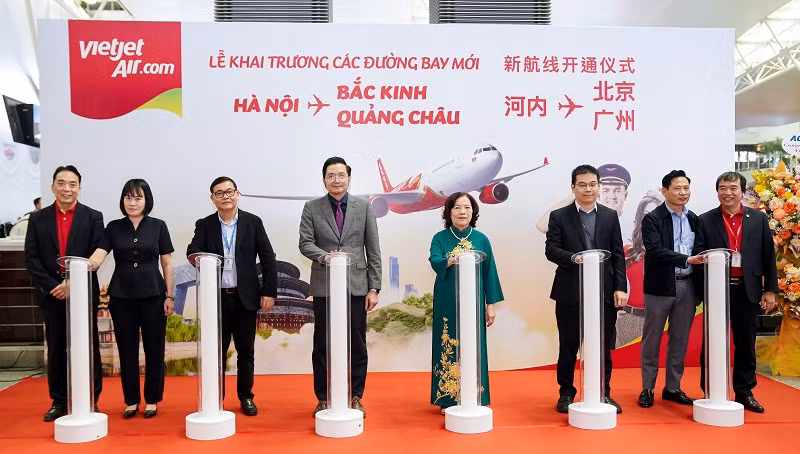 Hãng hàng không Vietjet vừa tiếp tục khai trương 4 đường bay mới kết nối Hà Nội, Thành phố Hồ Chí Minh với Bắc Kinh, Quảng Châu của Trung Quốc.