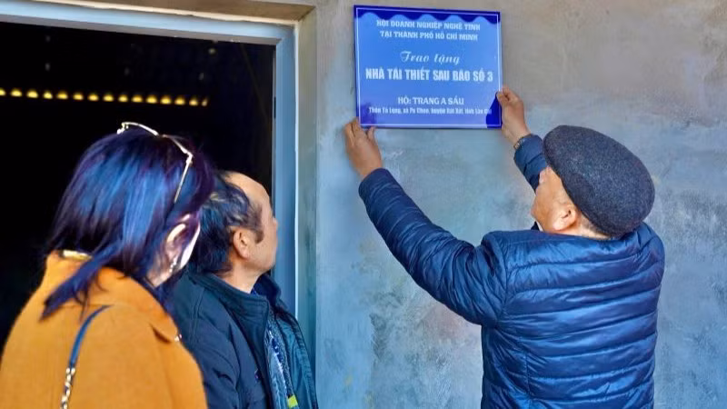 Chủ tịch Hội đồng quản trị Bamboo Airways Phan Đình Tuệ cùng đại diện nhiều doanh nghiệp gắn biển nhà tái thiết và trực tiếp bàn giao cho người dân xã Pa Cheo.