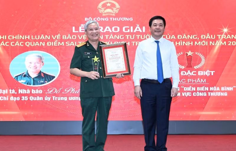 Trao giải Đặc biệt cuộc thi viết về bảo vệ nền tảng tư tưởng của Đảng cho Đại tá, nhà báo Đỗ Phú Thọ, báo Quân đội nhân dân.