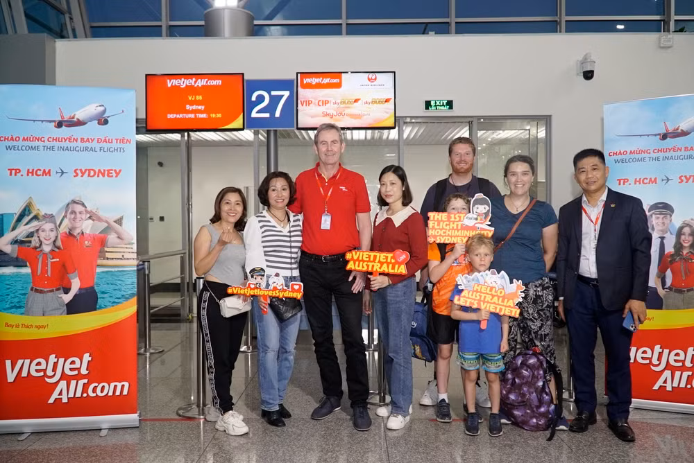Phó Tổng giám đốc Vietjet Michael Hickey cảm ơn và tặng quà hành khách trên chuyến bay đầu tiên đến Australia.