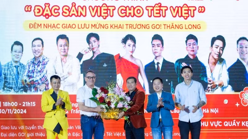 Hoạt động ca nhạc với sự góp mặt của nhiều nghệ sĩ nổi tiếng trong đêm khai mạc chương trình.