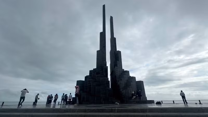 Du khách có thể đi dạo bằng taxi điện quanh các con phố, tới các điểm tham quan như bãi biển Tuy Hòa, tháp Nghinh Phong,...