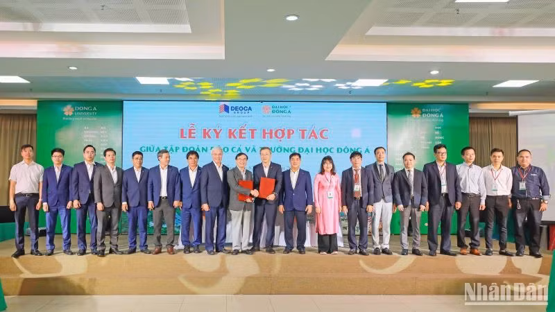 Tập đoàn Đèo Cả và Trường đại học Đông Á ký thỏa thuận hợp tác về đào tạo, cung ứng nguồn nhân lực, cụ thể hóa việc thành lập Viện Đào tạo thực hành Đèo Cả.