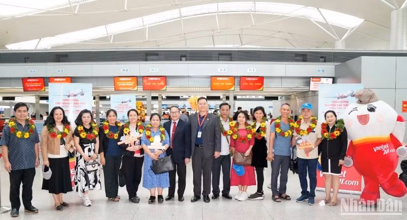 Phó Tổng lãnh sự Lào tại Thành phố Hồ Chí Minh Souvannaseng Amphay cùng lãnh đạo Vietjet tặng hoa và chúc mừng những hành khách đầu tiên trên chuyến bay khai trương từ Thành phố Hồ Chí Minh đi Vientiane.
