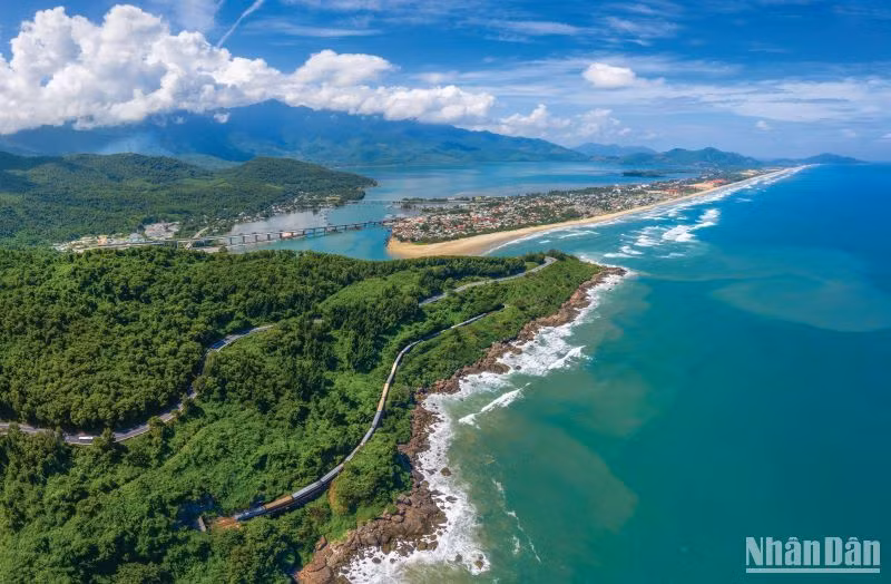 Vịnh Lăng Cô, một trong những vịnh biển đẹp nhất thế giới.