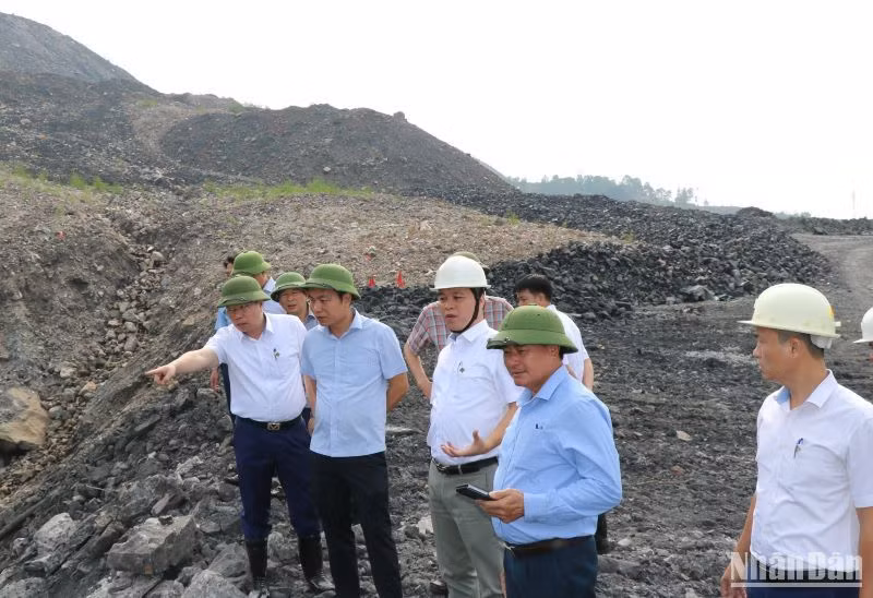 Lãnh đạo Tập đoàn Công nghiệp Than-Khoáng sản Việt Nam kiểm tra việc phòng chống, ứng phó bão số 3 và hoàn lưu bão tại Công ty Than Thống Nhất.