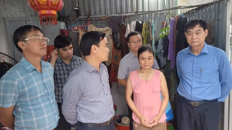 Chủ tịch Công đoàn TKV Lê Thanh Xuân (thứ hai từ trái sang) đã chia sẻ, động viên công nhân và gia đình khắc phục khó khăn, sớm ổn định chỗ ở, ổn định cuộc sống.