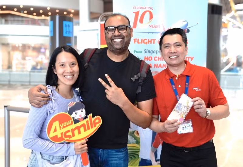 Phi hành đoàn Vietjet chụp ảnh kỷ niệm với hành khách.