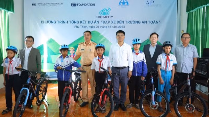 Tổ chức AIP Foundation đã trao tặng 20 chiếc xe đạp cho 20 em học sinh có hoàn cảnh khó khăn trên địa bàn huyện Phú Thiện.