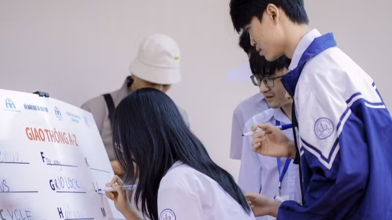 Chương trình thu hút học sinh tham gia vào các hoạt động và trò chơi lồng ghép về chủ đề an toàn giao thông.
