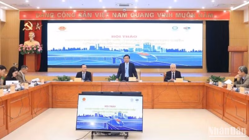 Các đại biểu tham gia hội thảo về phát triển công nghiệp đường sắt.