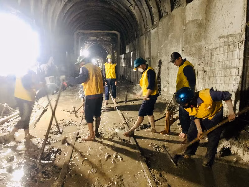 Lực lượng công nhân nỗ lực thi công khắc phục sự cố để thông hầm Bãi Gió.