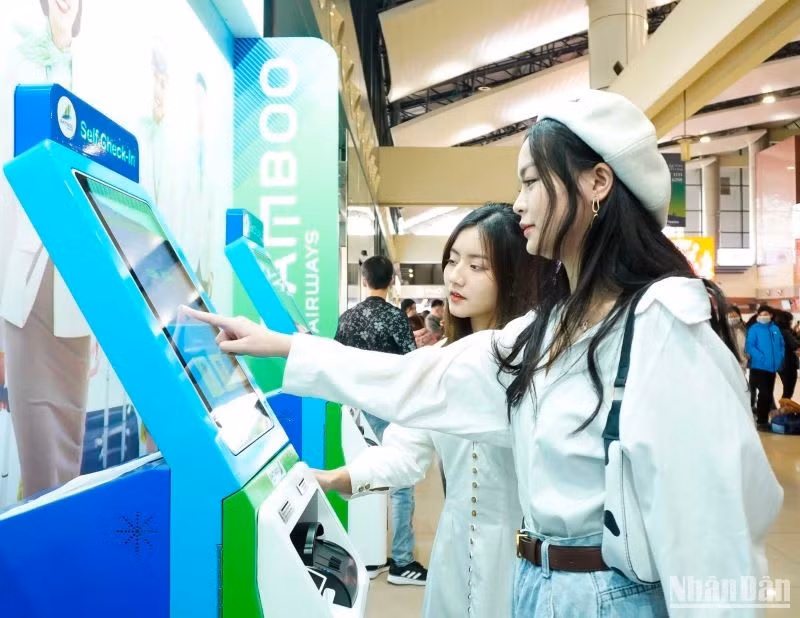 Hành khách bay Bamboo Airways được trải nghiệm quy trình sử dụng dịch vụ trước, trong và sau chuyến bay thông suốt, nhanh chóng và thuận tiện hơn, đặc biệt với các hành trình bay quốc tế nối chuyến phức tạp. 