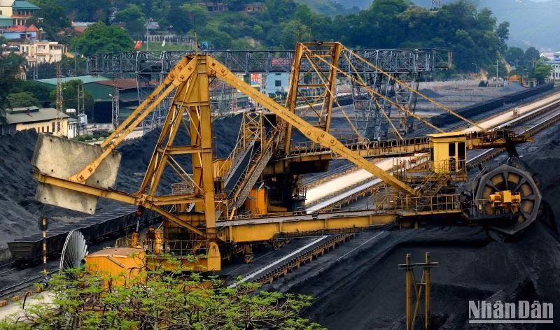 Sàng tuyển, chế biến than phục vụ công tác tiêu thụ.