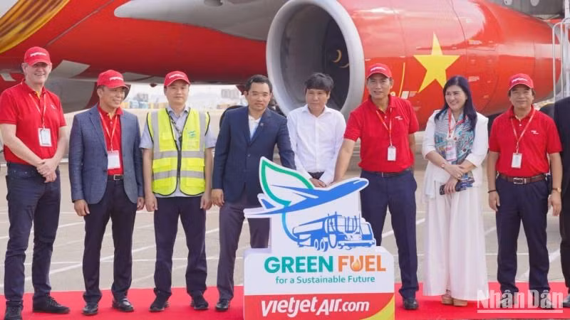 Nghi thức bắt đầu tra nạp cho chuyến bay đầu tiên sử dụng nhiên liệu hàng không bền vững SAF tại Việt Nam với sự tham dự của Cục trưởng Hàng không Đinh Việt Thắng, lãnh đạo các cơ quan, doanh nghiệp, Vietjet và Petrolimex Aviation.