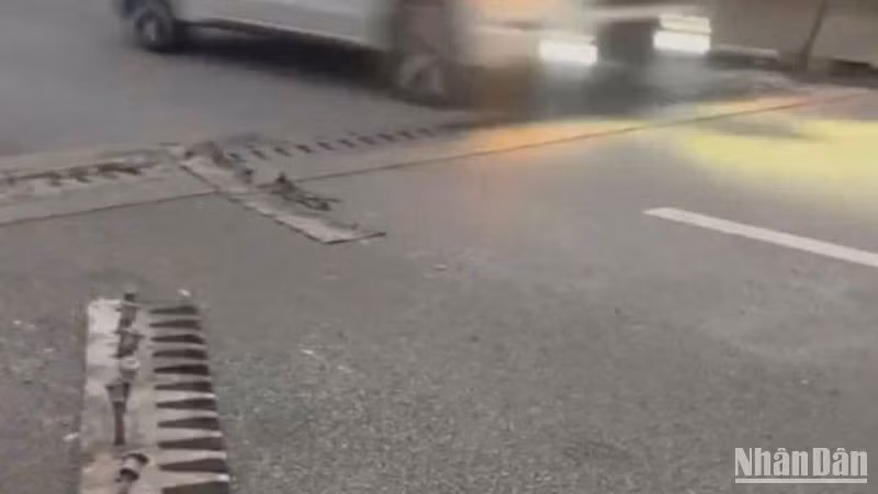 Khe co giãn trên mố phía bắc cầu sông Nhơm (Km341+182) trên tuyến bị bung khoảng 18 giờ 30 phút ngày 6/2.