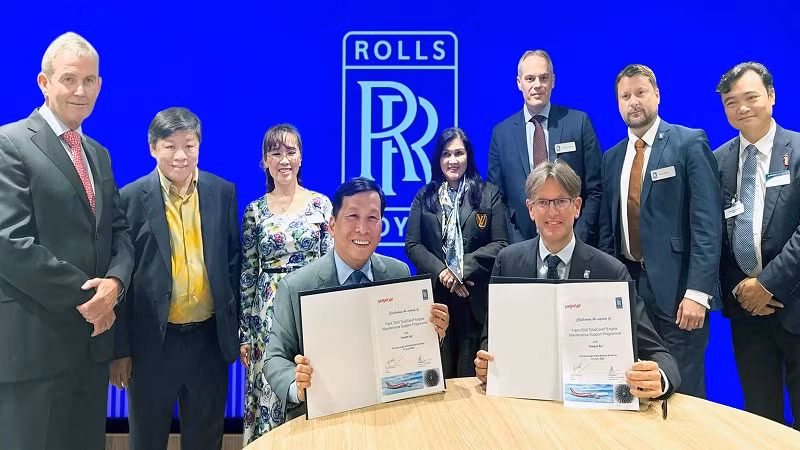 Ông Đinh Việt Phương, Tổng Giám đốc Vietjet (hàng đầu, bên trái) và ông Rob Watson, Tổng Giám đốc hàng không dân dụng Rolls-Royce (hàng đầu, bên phải) ký kết hợp đồng cung cấp 40 động cơ Trent 7000 và dịch vụ kỹ thuật động cơ TotalCare.