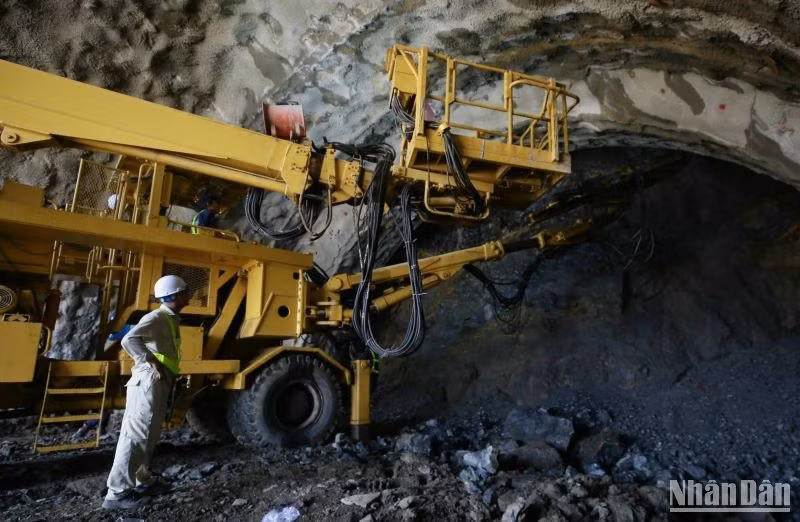 Hầm số 3 trên cao tốc Quảng Ngãi-Hoài Nhơn là hầm đường bộ cấp đặc biệt, dài 3,2km và là 1 trong 3 hầm dài nhất cao tốc bắc-nam, theo hợp đồng sẽ được đào thông sau 42 tháng, nhưng nhà thầu đang nỗ lực để thông hầm sớm hơn kế hoạch.