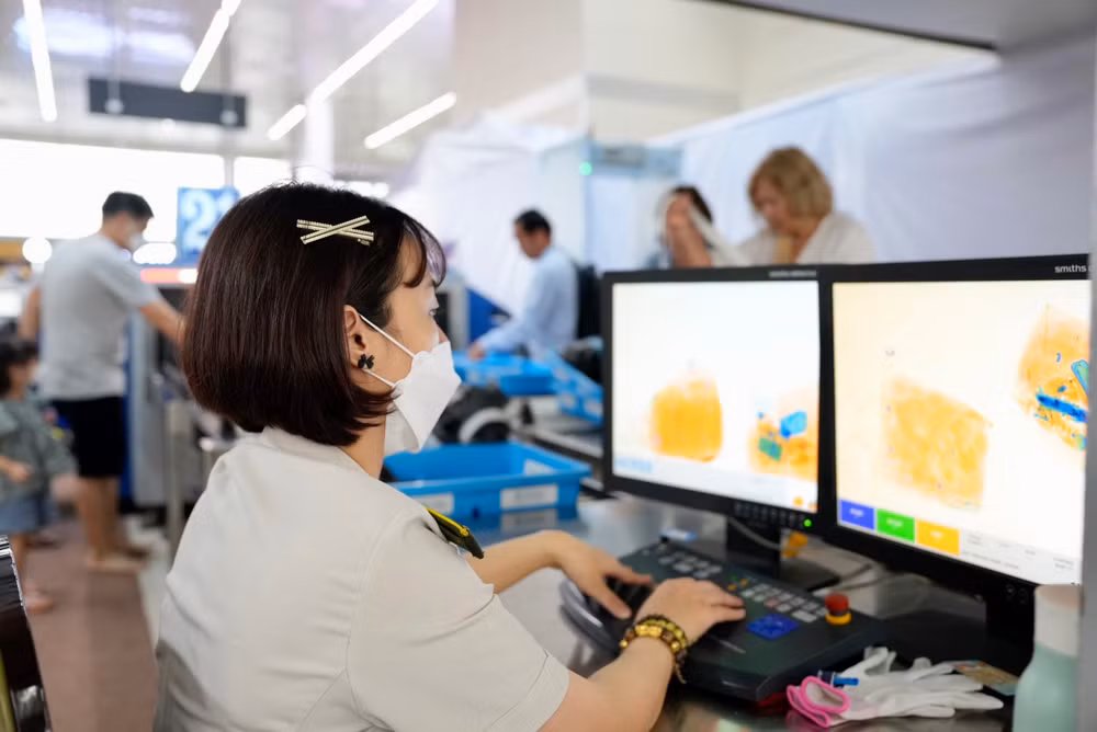Công tác soi chiếu được thắt chặt hơn. Công tác soi chiếu được thắt chặt hơn.