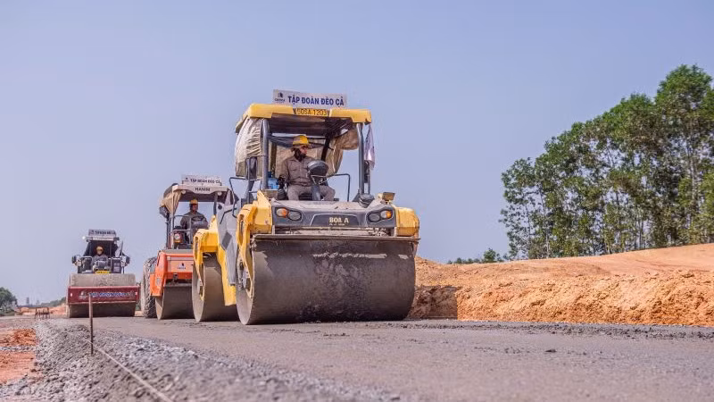 Hưởng ứng chiến dịch “500 ngày đêm hoàn thành 3.000km đường cao tốc bắc-nam vào năm 2025” do Thủ tướng Chính phủ phát động, các nhà thầu đã tăng cường nhân sự, máy móc thiết bị, tổ chức thi công xuyên lễ, Tết.