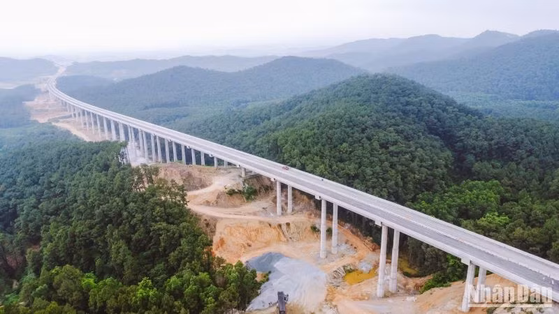 Đường cao tốc Diễn Châu-Bãi Vọt là một trong những đoạn tuyến sở hữu cảnh quan đẹp nhất trên toàn tuyến cao tốc bắc-nam phía đông giai đoạn 2017-2020. (Ảnh: SỸ HÒA)