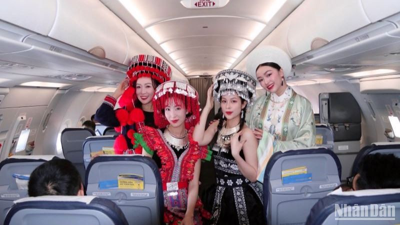 Trên các chuyến bay ngày mồng 1 Tết Nguyên đán, Vietravel Airlines mang đến bộ sưu tập trang phục truyền thống các dân tộc Việt Nam, thay cho lời chúc Tết trọn vẹn, giới thiệu bản sắc văn hóa của đồng bào dân tộc Việt Nam khắp mọi miền đất nước.