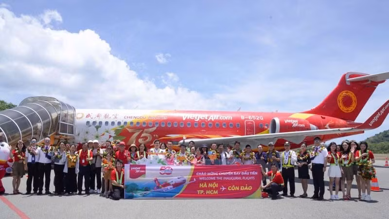Hai đường bay kết nối Hà Nội, Thành phố Hồ Chí Minh với Côn Đảo được Vietjet khai thác tổng cộng 28 chuyến bay khứ hồi mỗi tuần. Hai đường bay kết nối Hà Nội, Thành phố Hồ Chí Minh với Côn Đảo được Vietjet khai thác tổng cộng 28 chuyến bay khứ hồi mỗi tuần.
