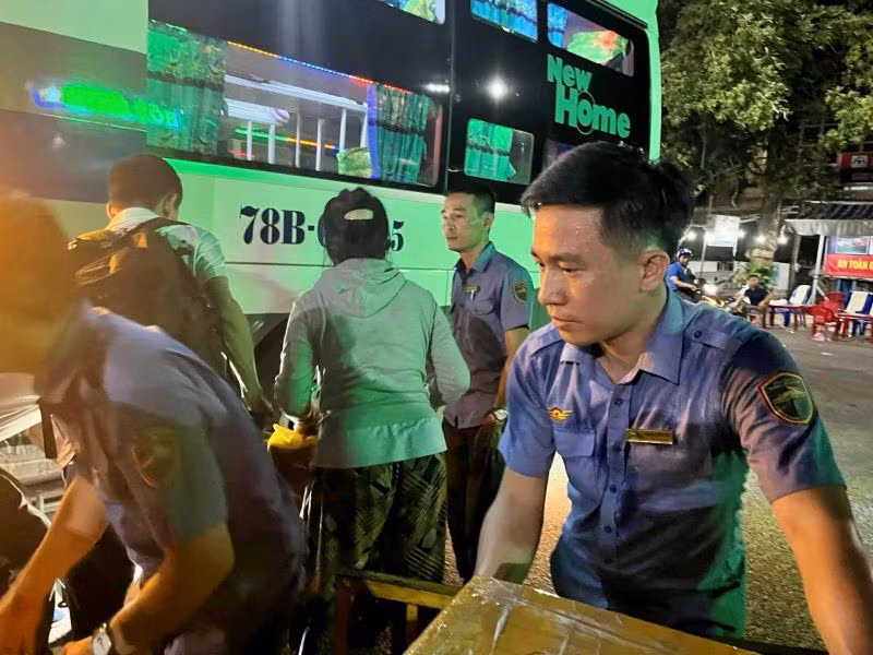 Cán bộ, nhân viên ngành đường sắt hỗ trợ hành khách trung chuyển qua đèo Cả.