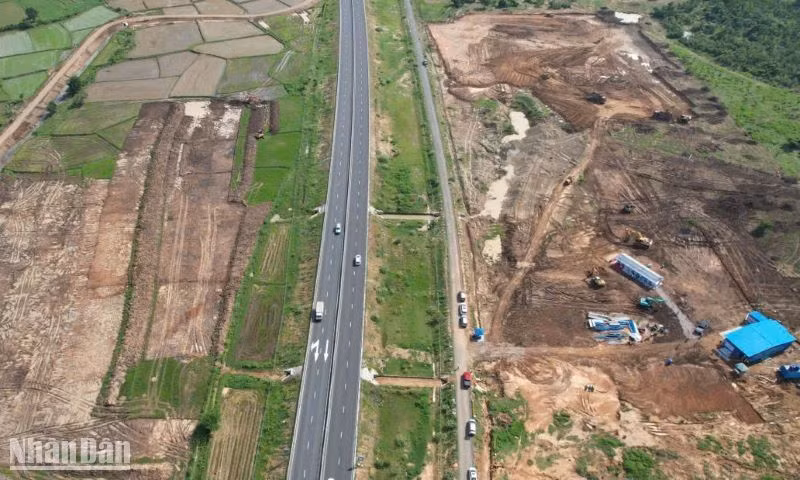 Triển khai san lấp mặt bằng thi công công trình trạm dừng nghỉ trên tuyến cao tốc bắc-nam.