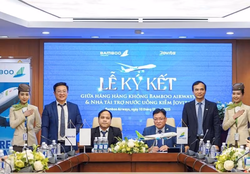 Ông Hoàng Anh Tuấn, Chủ tịch Jovita và ông Trương Phương Thành, Phó Tổng Giám đốc Bamboo Airways ký thỏa thuận hợp tác chiến lược.