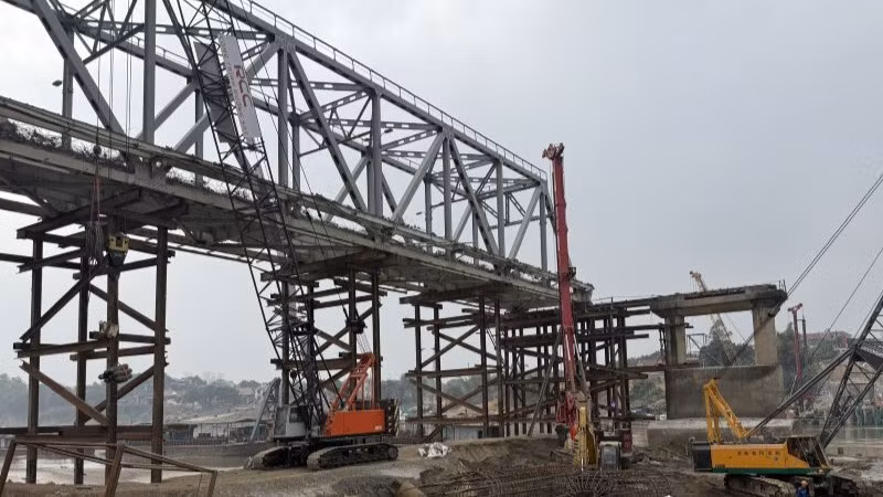 Các đơn vị thi công đã tiến hành dịch chuyển giàn thép.