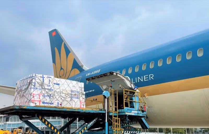 Vải quả lên một chuyến bay từ Hà Nội đi Thành phố Hồ Chí Minh.