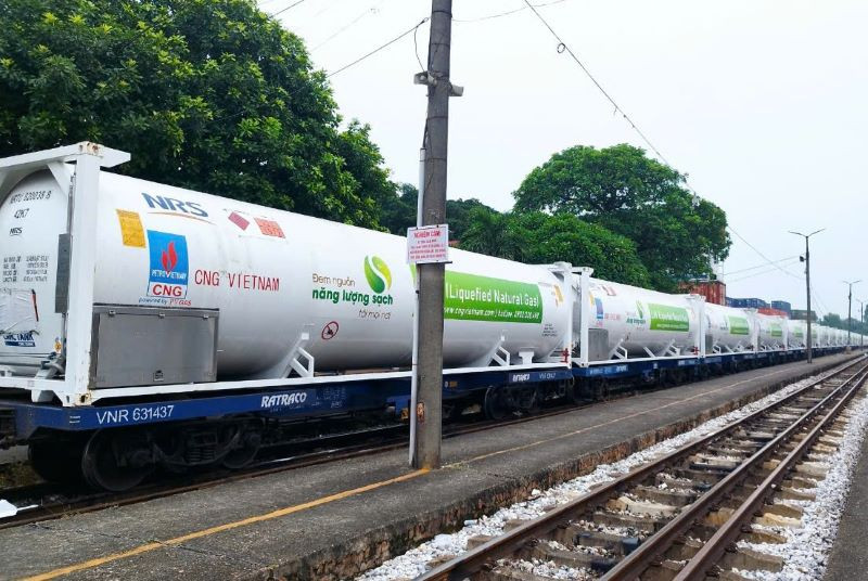 Lần đầu tiên, tàu hỏa chở 16 bồn khí LNG từ nam ra bắc | Báo Nhân Dân điện  tử