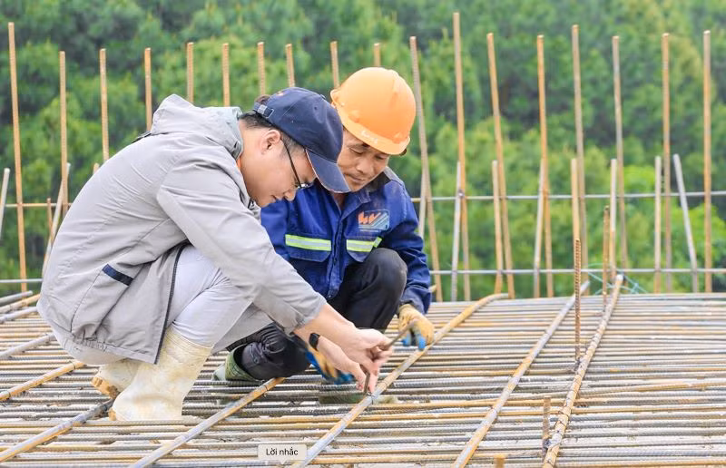 Phóng viên báo Giao thông tác nghiệp tại hiện trường thi công dự án.