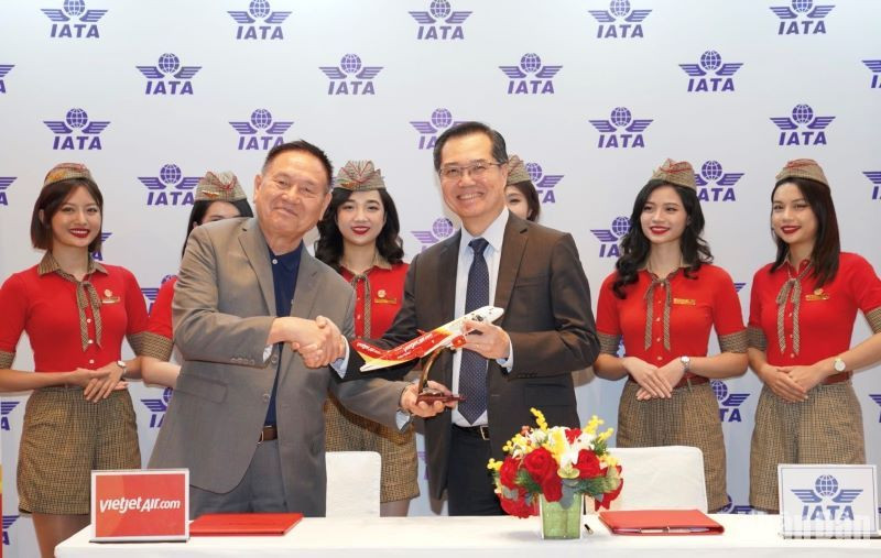Ông Philip Goh, Phó Chủ tịch IATA khu vực châu Á-Thái Bình Dương và Phó Tổng Giám đốc Vietjet, Chủ tịch Học viện Hàng không Vietjet, ông Lương Thế Phúc (trái) ký hợp tác đưa Học viện Hàng không Vietjet tham gia mạng lưới đào tạo quốc tế của IATA.