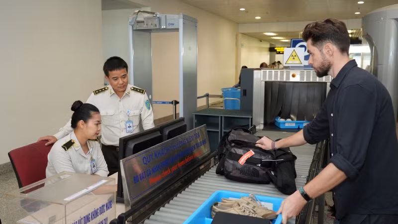 Cảng Hàng không quốc tế Nội Bài tổ chức kiểm tra trực quan ngẫu nhiên; tuân thủ nghiêm các quy định về sử dụng giấy tờ tùy thân.