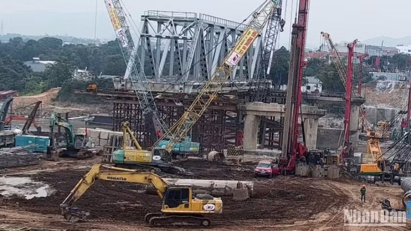 Nhịp độ thi công hối hả, sôi động tại công trường xây dựng cầu Phong Châu mới.