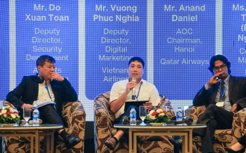 Ông Vương Phúc Nghĩa, Phó Trưởng Ban Tiếp thị số -Vietnam Airlines (người ngồi giữa) phát biểu. Ông Vương Phúc Nghĩa, Phó Trưởng Ban Tiếp thị số -Vietnam Airlines (người ngồi giữa) phát biểu.