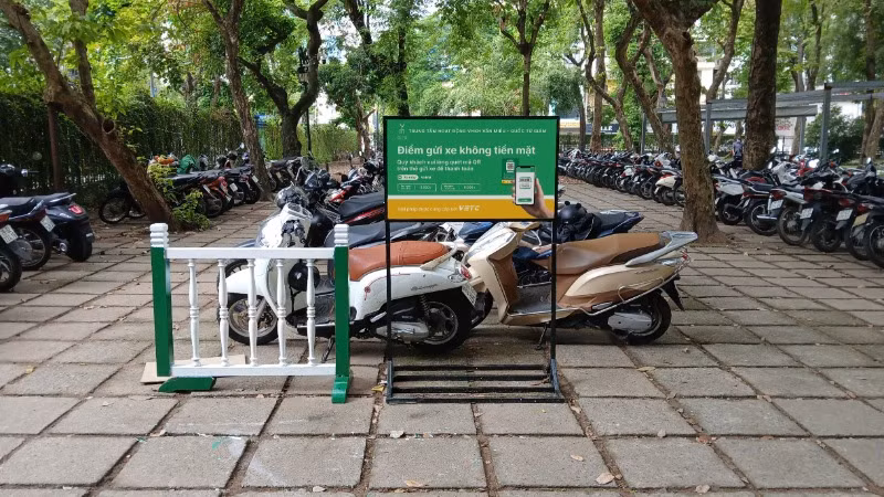 Di tích Văn Miếu Quốc Tử Giám hiện cũng đã áp dụng công nghệ gửi xe không tiền mặt.