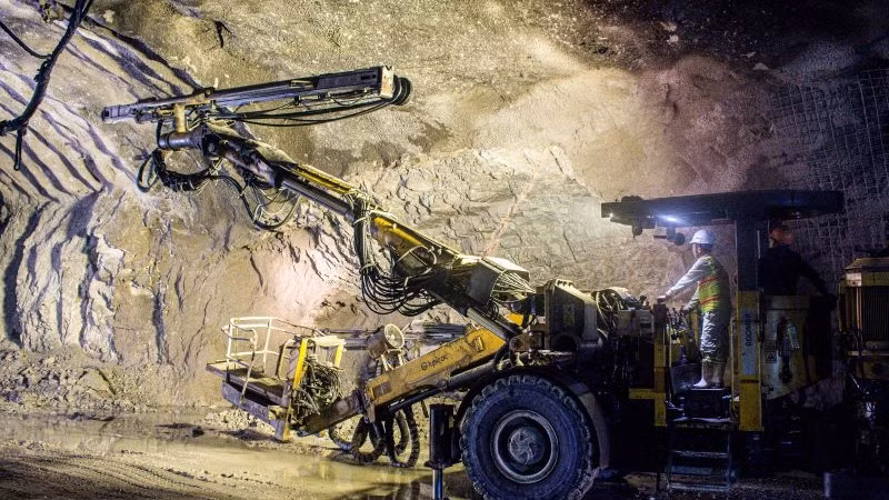 Thi công hầm xuyên núi trên tuyến cao tốc bắc-nam.