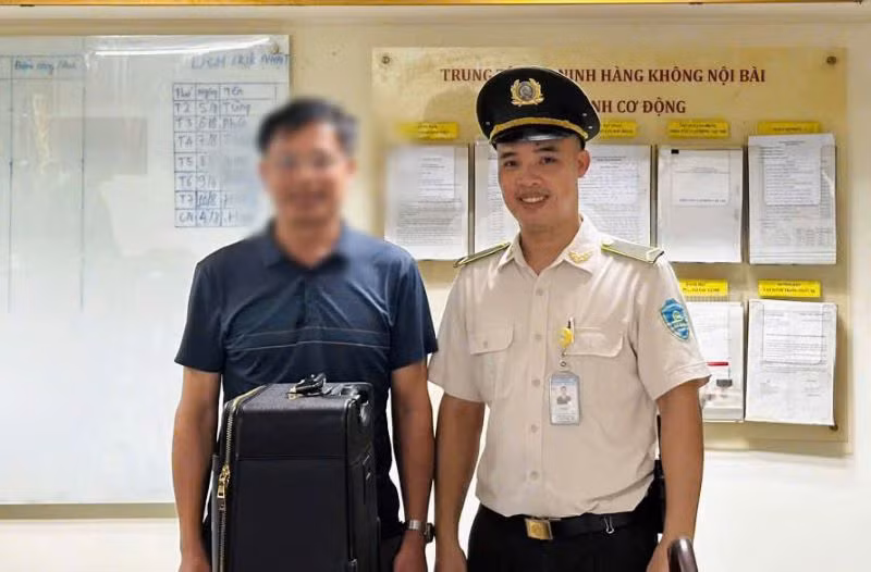 Anh Tống Văn Duy, Đội An ninh kiểm soát sân đỗ ô tô trao trả chiếc vali bỏ quên cho chủ nhân. Anh Tống Văn Duy, Đội An ninh kiểm soát sân đỗ ô tô trao trả chiếc vali bỏ quên cho chủ nhân.