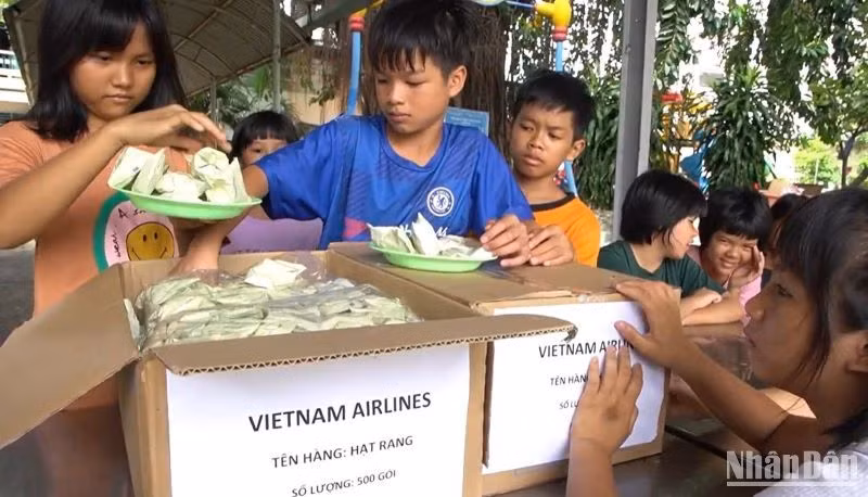 Những suất ăn của Vietnam Airlines được VietHarvest trao tặng tới Trung tâm Công tác xã hội giáo dục dạy nghề thiếu niên tại Thành phố Hồ Chí Minh.