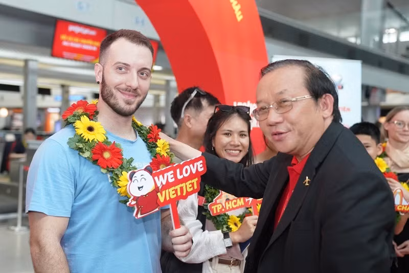 Lãnh đạo Vietjet tặng hoa đến hành khách bay.