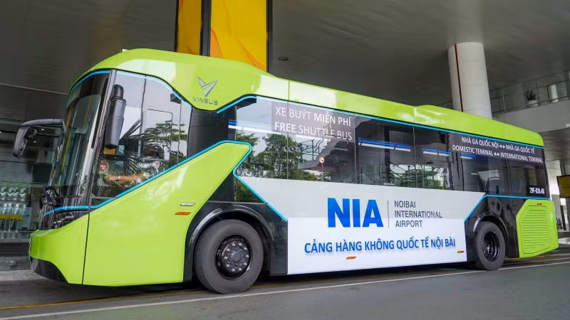 Xe bus điện di chuyển liên tục giữa hai nhà ga với tần suất 15-20 phút/chuyến tùy theo khung giờ. Xe bus điện di chuyển liên tục giữa hai nhà ga với tần suất 15-20 phút/chuyến tùy theo khung giờ.